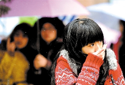 大學路附近，一位美女冷得縮起脖子。 晚報記者 馬健 圖