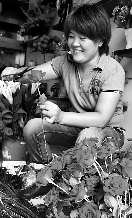 8月21日，內(nèi)黃縣一家鮮花店的工作人員正在包裝鮮花。