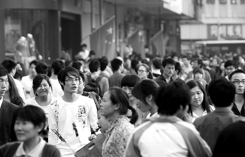 8天長假中，逛街購物的人數(shù)激增，鄭州市德化步行街上“人潮洶涌” 河南商報記者 王春勝/攝