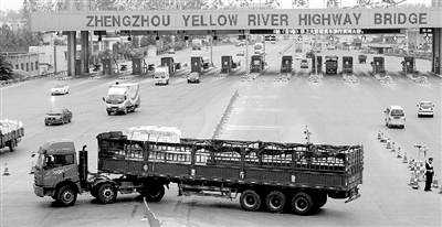 一輛6軸大貨車被路政人員勸阻后，掉頭返回