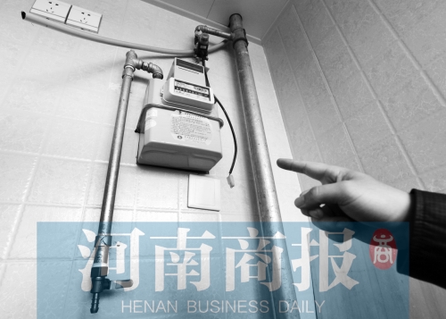 天然氣管裸露，有居民稱安裝好的燃?xì)庠罹咭恢遍e置