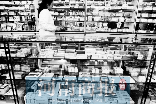 　鄭州不少藥店，也會(huì)把價(jià)格低的藥品放下層，價(jià)格高的放在醒目位置