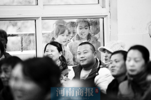 家長課堂上，孩子們趴在窗戶上圍觀