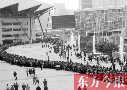 3月2日，在鄭州國(guó)際會(huì)展中心，河南省春季人才招聘會(huì)舉行，六萬(wàn)五千名求職者扎堆求職