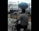 開掛民族騎車頭頂煤氣罐，原地?？?腳不離車 飄逸