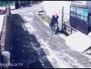 逗比劫匪騎車搶劫女子，反被女子奪車逃走