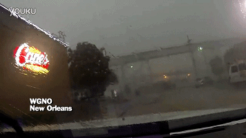 好可怕！大風(fēng)把火車從橋上吹了下來
