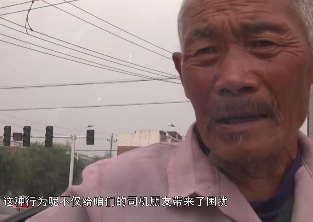 熱點(diǎn)話(huà)題：紅綠燈下的乞討者