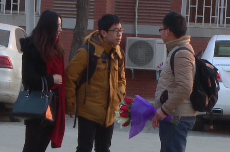 美女請(qǐng)你假裝其男友拒絕追求者，你會(huì)怎么辦？