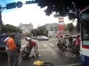 好恐怖的車(chē)禍！騎車(chē)先到人才到