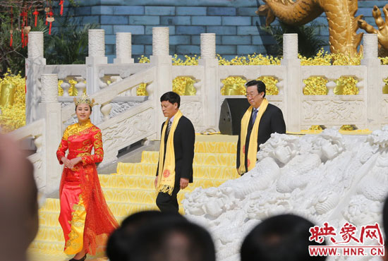 　河南省委書記、省人大常委會主任郭庚茂，河南省省長謝伏瞻敬獻花籃。映象網(wǎng)記者 邵恰 攝