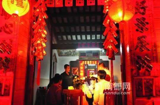 　　海口人把除夕的年夜飯稱為“吃圍爐”。