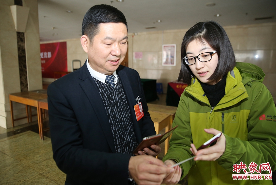 幫代表使用大象融媒映象網(wǎng)微信打印機(jī)現(xiàn)場(chǎng)打印照片。