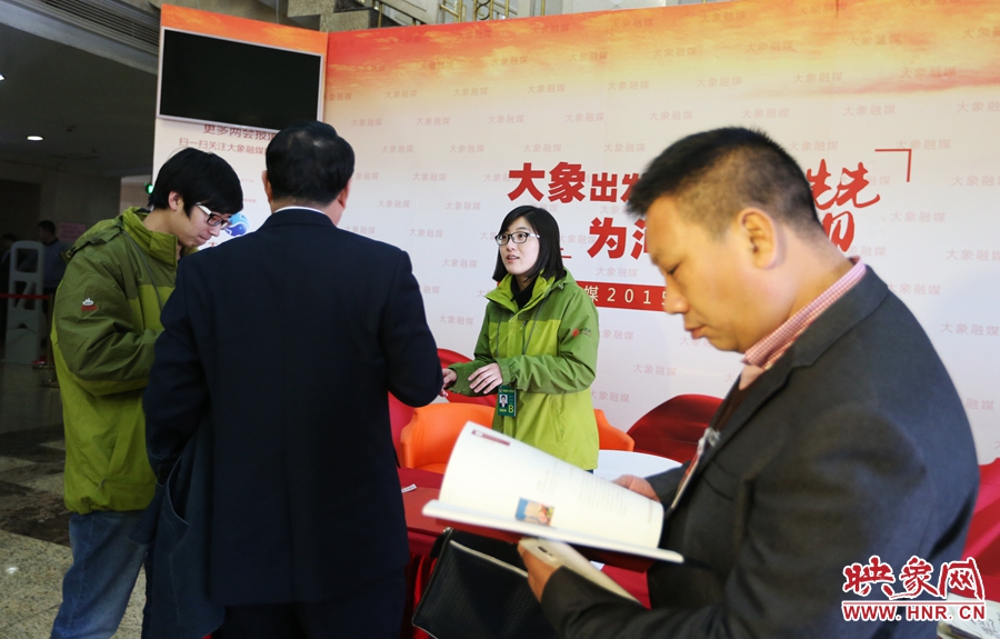 向代表、委員講解大象融媒旗下出品的新聞產(chǎn)品。