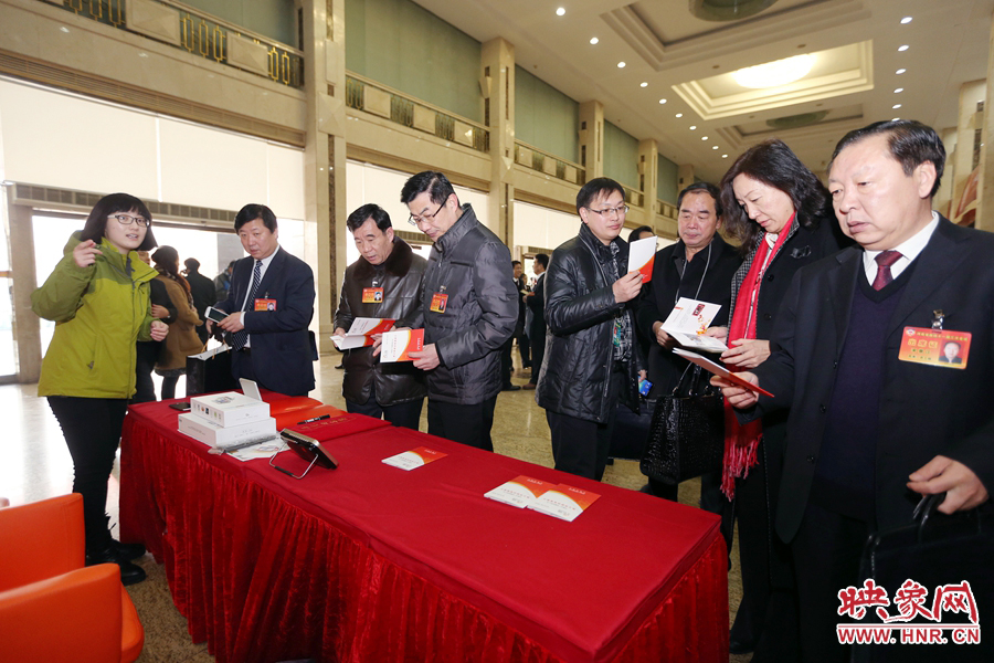 向代表、委員講解大象融媒旗下出品的新聞產(chǎn)品。