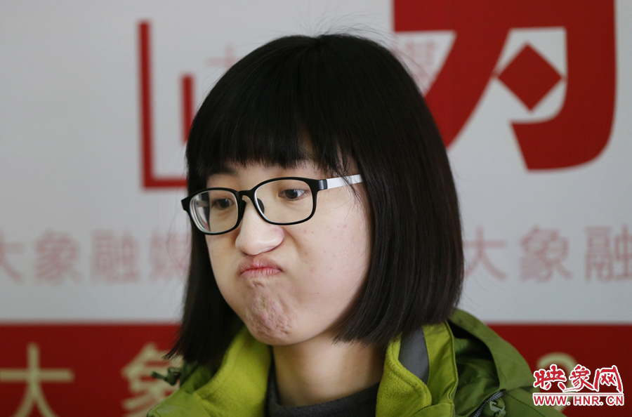 偶爾來個(gè)這樣的表情，算是放松緊張的心情吧！