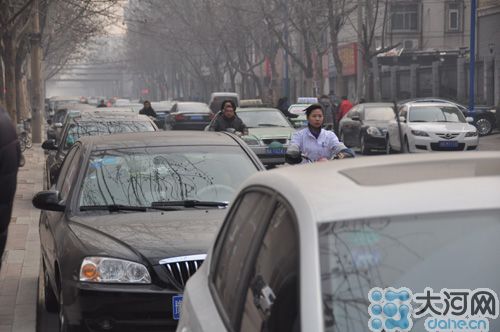 　業(yè)主將車停到經一路上，給路人造成很大的不便