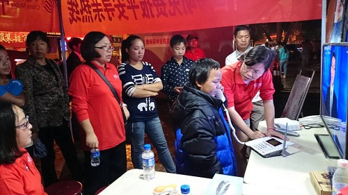 小男孩走失，移動員工幫他們找 親人