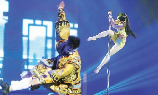 “鋼管舞娘”周文將鋼管舞和民族文化融合在一起，創(chuàng)意了一段《霸王別姬》的鋼管舞表演