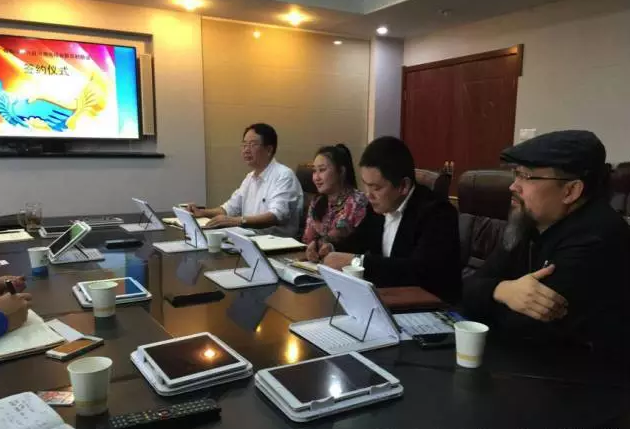 從右至左依次為趙財(cái)神，雅購供銷CEO許濤，農(nóng)團(tuán)聯(lián)盟創(chuàng)始人王婷。