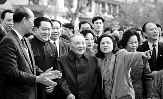1992年，鄧小平南巡 圖片來自中國(guó)共產(chǎn)黨新聞網(wǎng)
