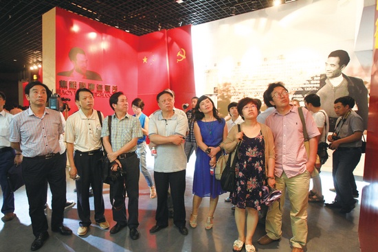 河南電視臺(tái)、河南人民廣播電臺(tái)、河南省詩(shī)歌學(xué)會(huì)的專家、詩(shī)人、記者等數(shù)十人赴蘭考焦裕祿紀(jì)念園采風(fēng)學(xué)習(xí)