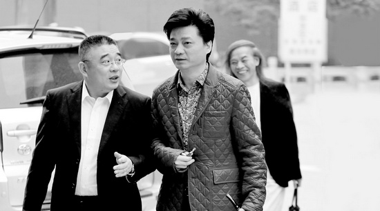 錢文忠（左）、小崔、蔡志忠（后）三位大咖步入錄制現(xiàn)場