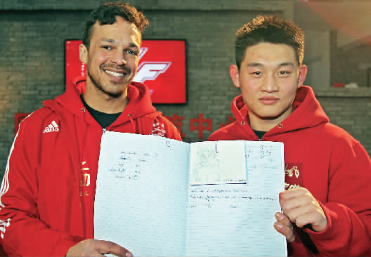 　　約瑟夫手繪了每個(gè)選手的肖像，認(rèn)認(rèn)真真地用字母拼寫出選手的中文名字附注?！翱矗@個(gè)是鄭召玉喲”