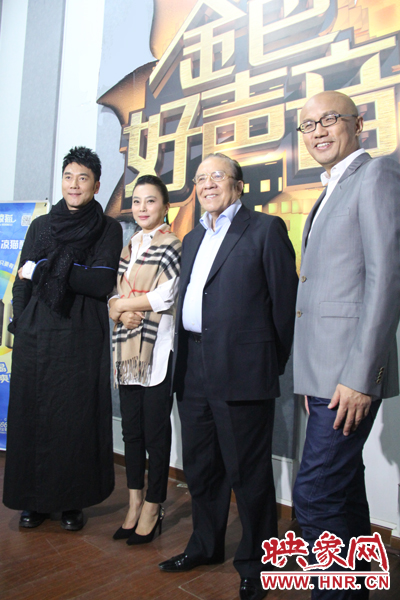 林依輪、李玲玉、楊洪基三位評委導(dǎo)師以及主持人孫國慶接受媒體采訪