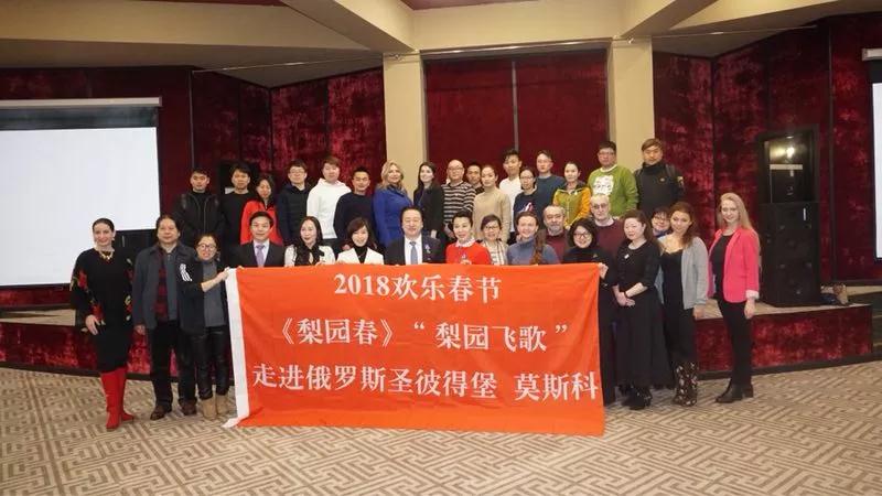 《梨園春》與俄羅斯文化學(xué)者開展座談會，共同交流中俄藝術(shù)文化的發(fā)展并互贈禮物