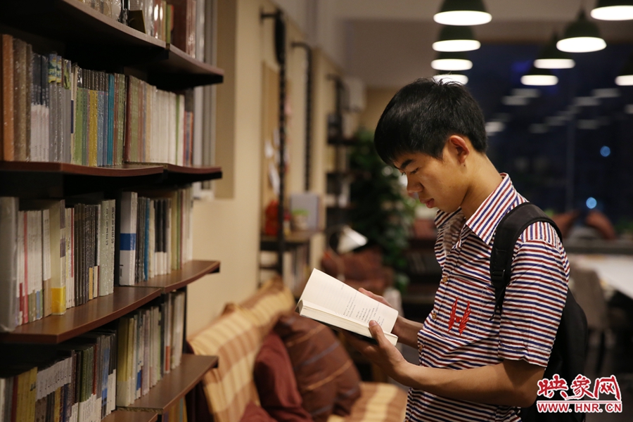 袁丙鵬，22歲，某大學(xué)大三學(xué)生：在適合的環(huán)境里看書，才能看出境界。
