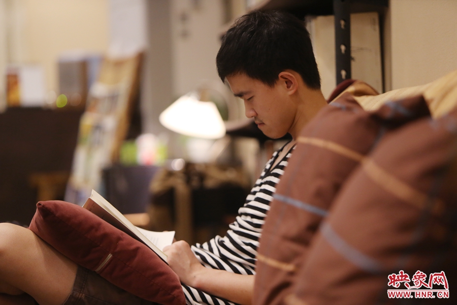 徐浩然，24歲，圖書編輯：在書店看紙質(zhì)書，意境會(huì)更深一些。