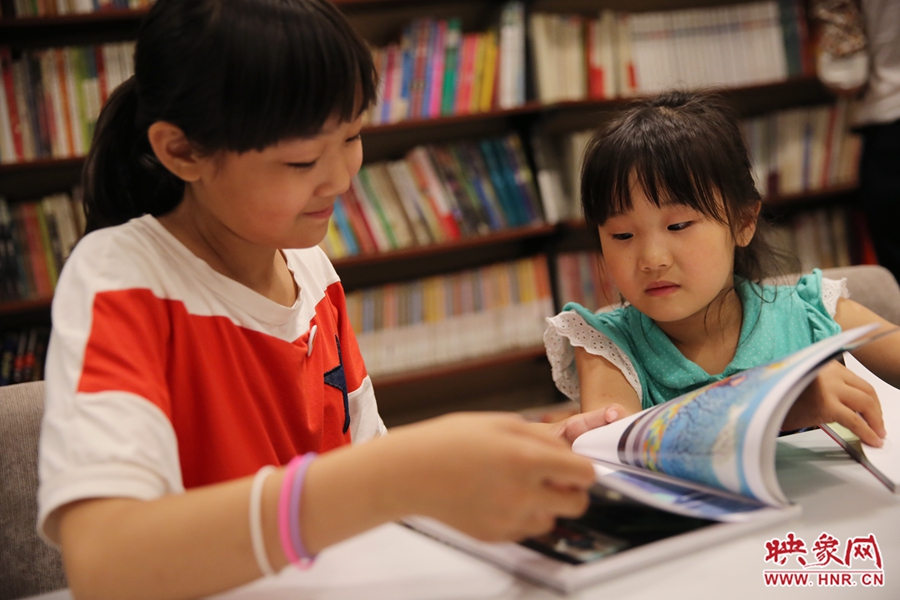 姐姐王藝茹，11歲，小學(xué)五年級(jí)學(xué)生；妹妹王有君，5歲：像喜歡看電視一樣喜歡看書。