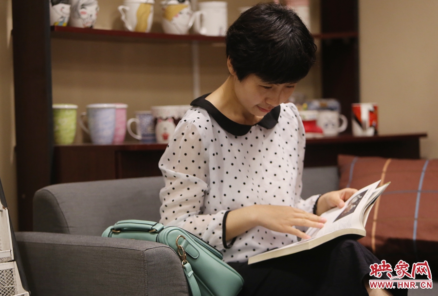 毛韶華，年齡保密，文字工作者：紙質(zhì)書是營養(yǎng)餐，電子書是快餐。