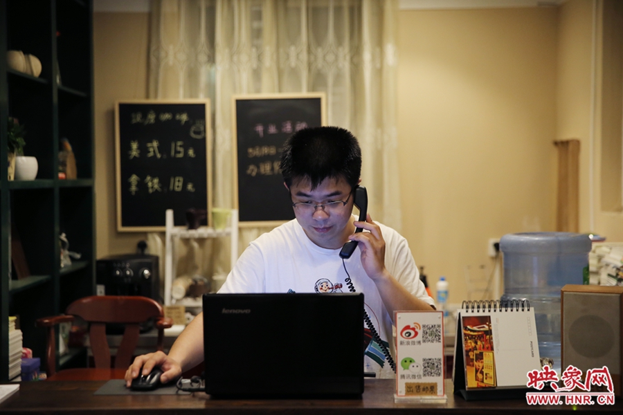 店長小博，由于書店搬遷至此，經(jīng)常接詢問地址的電話。