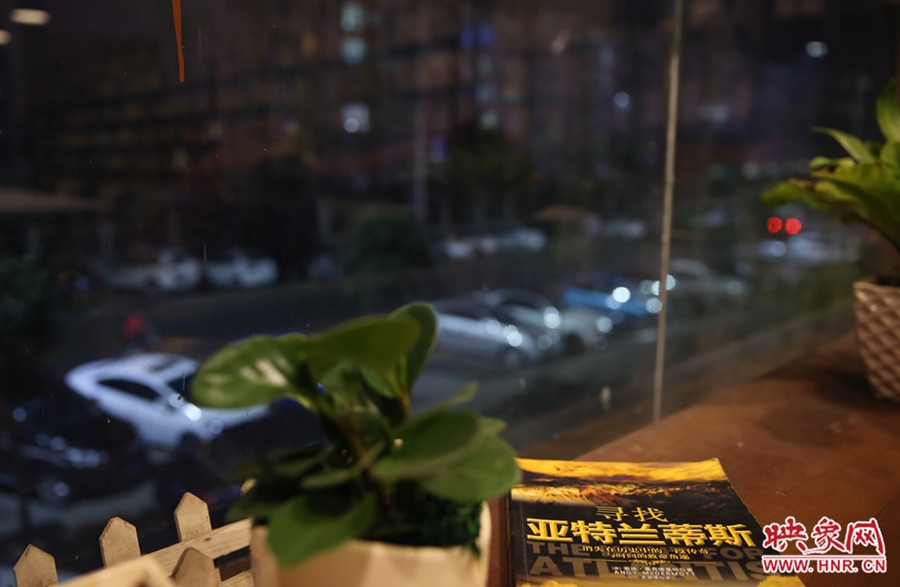 一扇窗，將喧鬧與寧靜分割。
