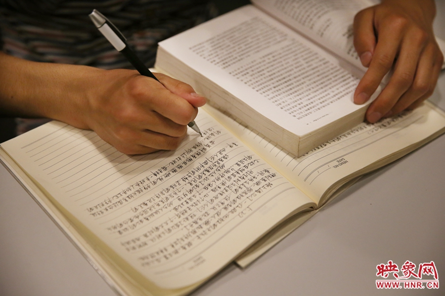 看書的人。