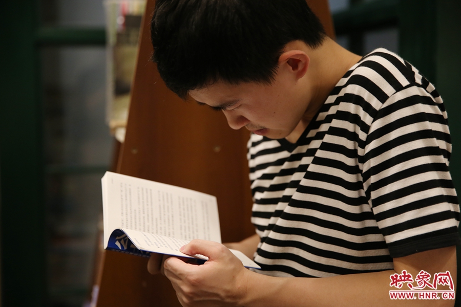 看書的人。