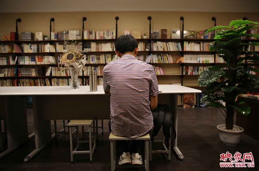 5月23日晚，鄭州一家24小時(shí)（周五、周六）書店?duì)I業(yè)。慕名而來的客人在看書。
