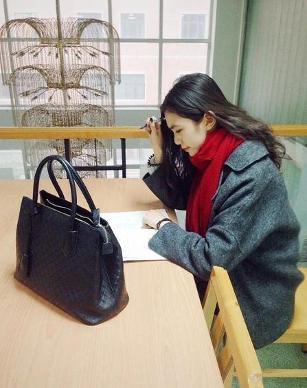 國戲?；ú排畬W霸 街拍秀修長美腿