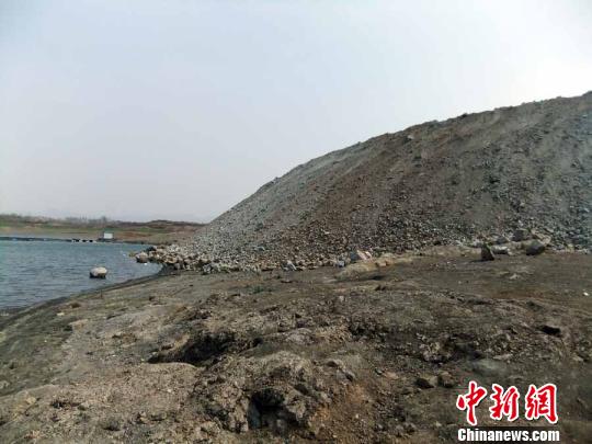 填湖造地，在鴨河水庫非法建設(shè)有越演越烈之勢(shì)。吳揚(yáng)　攝