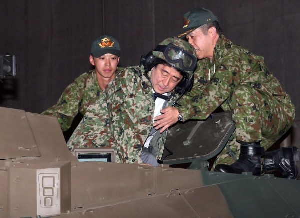 當(dāng)?shù)貢r(shí)間4月27日，日本千葉市，日本首相安倍晉三他身穿迷彩服頭戴鋼盔的登上展出中的日本陸上自衛(wèi)隊(duì)最新