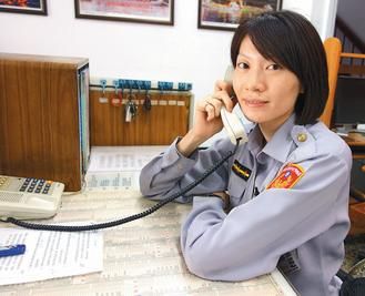 　　27歲的臺(tái)灣高雄市鹽埕區(qū)女警王文君，留一頭俏麗短發(fā)，身高175公分?！堵?lián)合報(bào)》圖