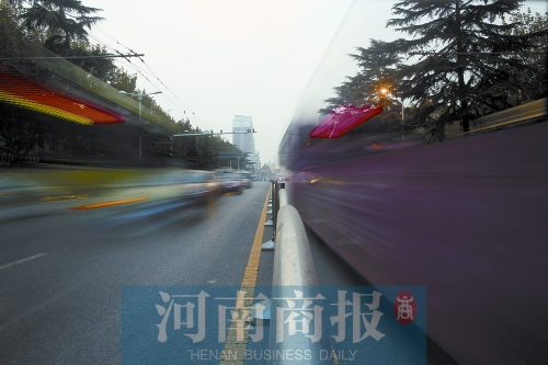 如今的建設(shè)路拓寬了不少，各種車輛川流不息（照片為多次曝光合成）
