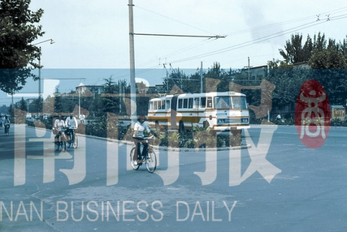 1983年的建設(shè)路，已經(jīng)有了電車