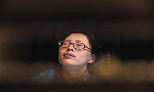 人們將醫(yī)療制度的憤懣情緒，寄托在這個走廊醫(yī)生身上，共同沉浸在受迫害的幻覺之中