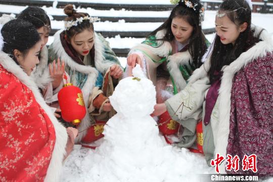 古裝美女雪中斗艷穿越古今玩“打雪仗、堆雪人”